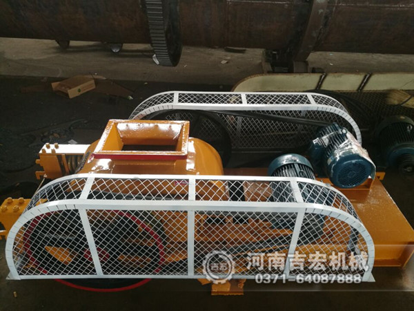 200×450對(duì)輥破碎機(jī)發(fā)往貴州_破碎石英砂